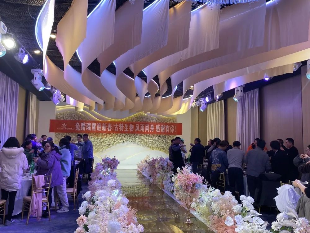 所有員工歡聚一堂，共同舉杯慶祝